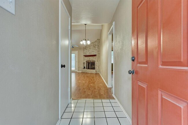 Building Photo - 83 Summer Crest Cir