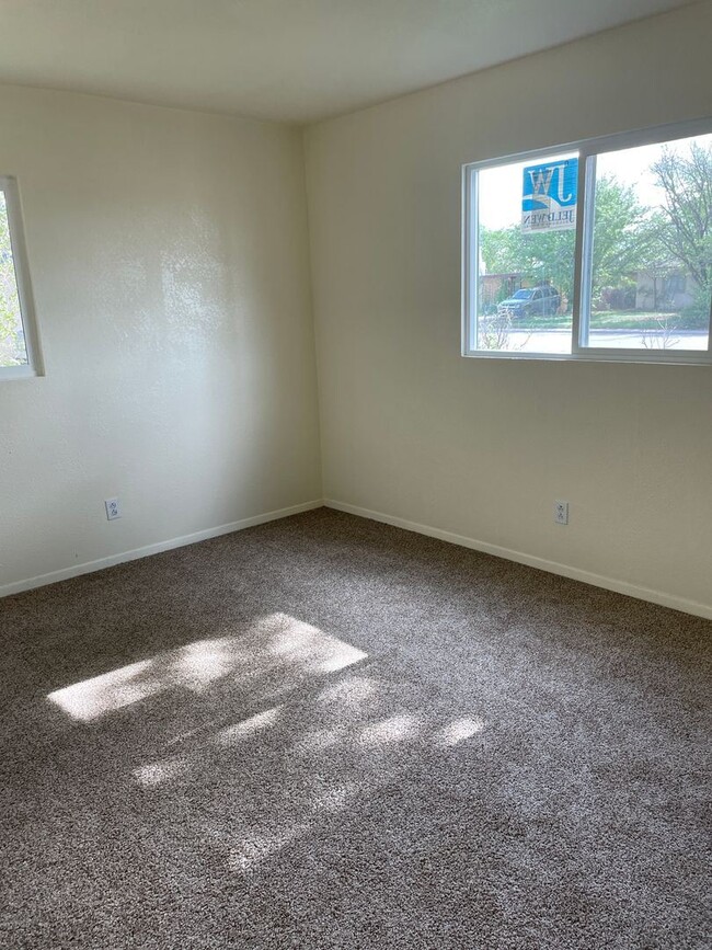 Building Photo - 3 br, 1 bath House - 301 S Sycamore (405)