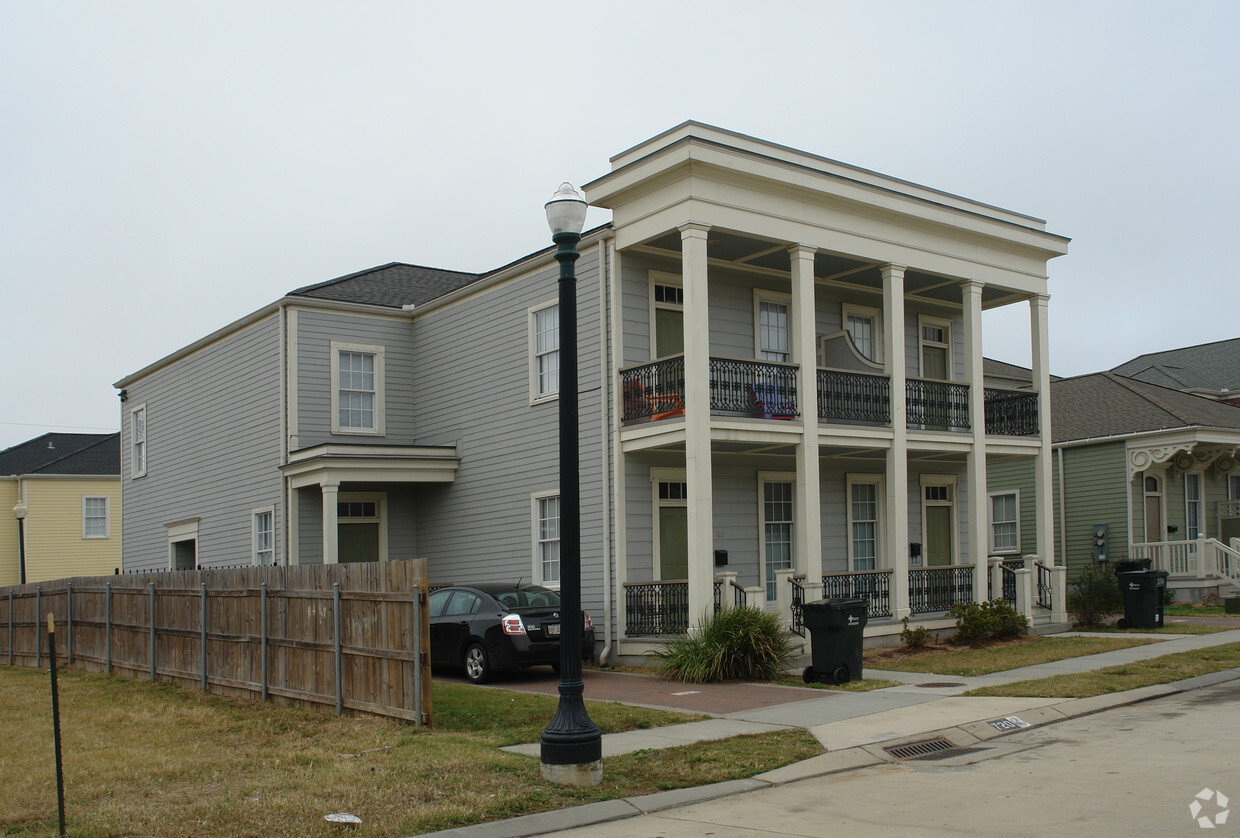 Building Photo - 720 Adele Dr