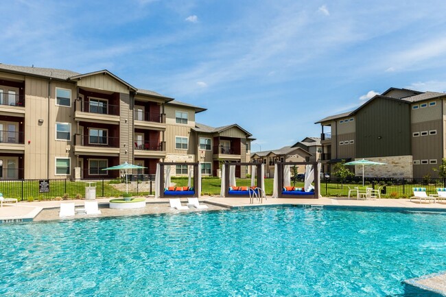 Piscina de lujo - Legacy Creekside Apartments