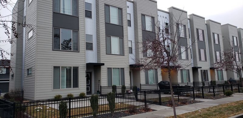 Primary Photo - 2321 W Bridge Ave