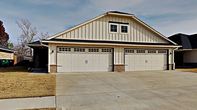 Building Photo - 2 Bedroom 2 Bath Duplex Close to Tinker AF...