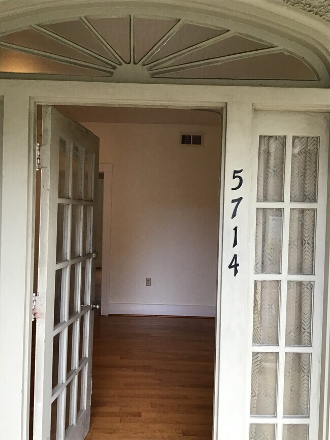 Puerta principal - 5714 Willow St
