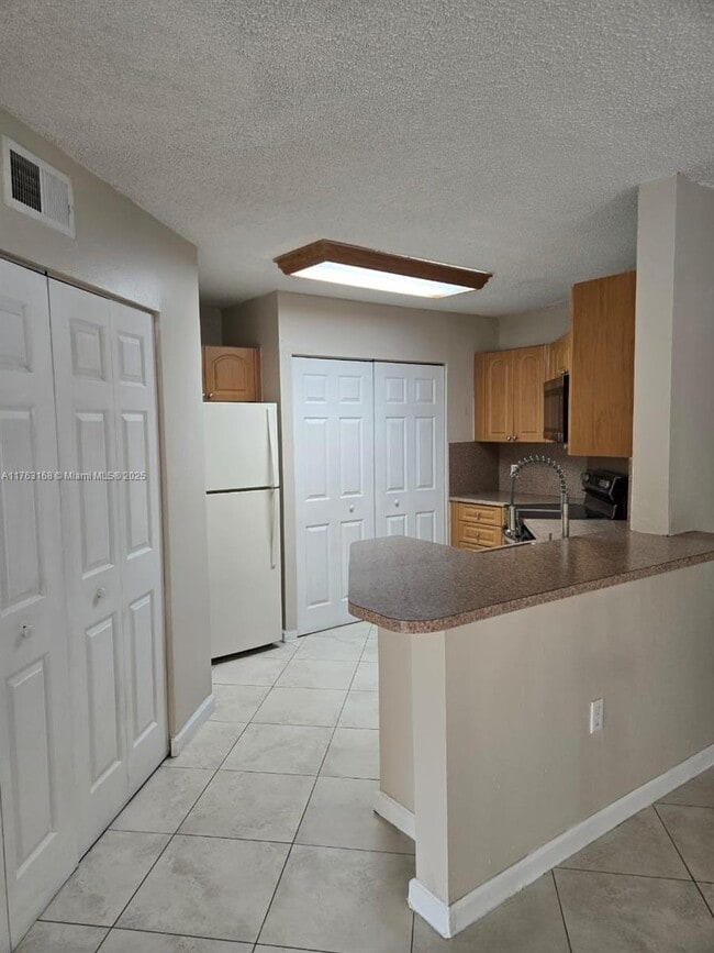 Foto del edificio - 6272 NW 186th St