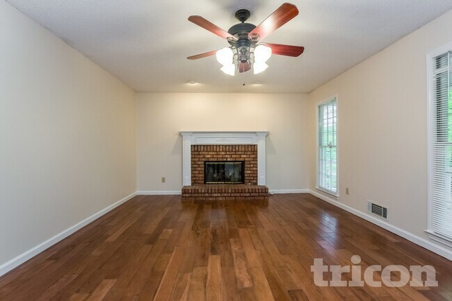 Foto del edificio - 321 Stratford Dr