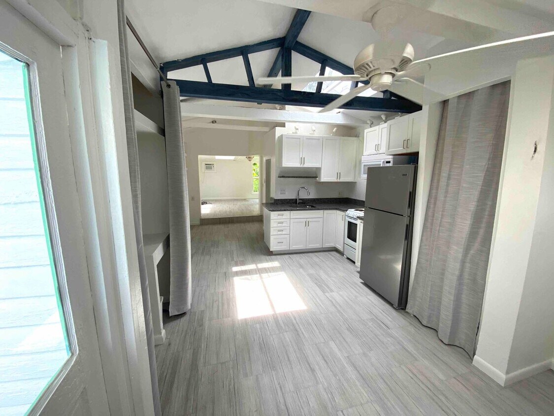 Beautiful large studio 2 blocks from the beach - Beautiful large studio 2 blocks from the beach