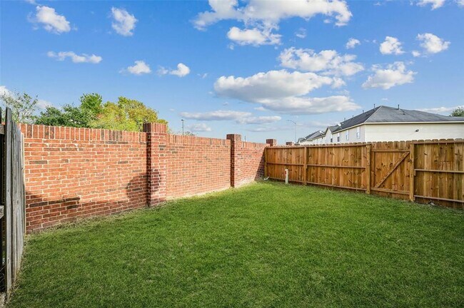 Building Photo - 12038 Clifton Oaks Dr