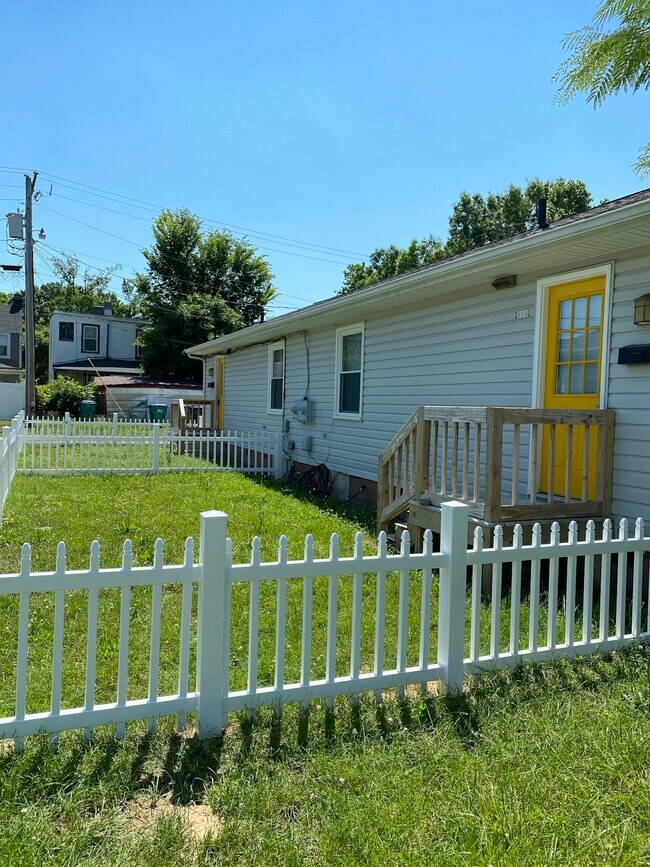 Building Photo - 1601 Monteiro St