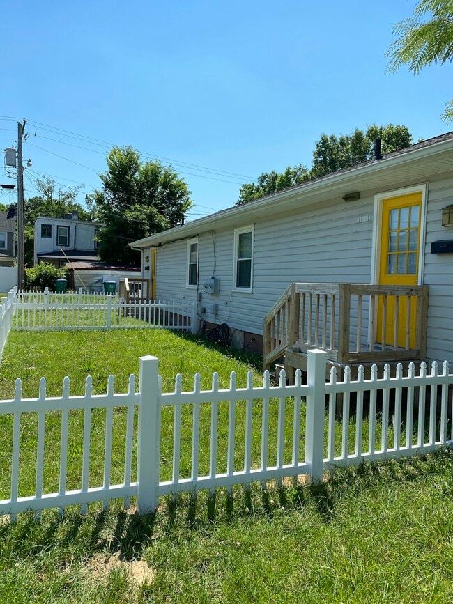 Photo - 1601 Monteiro St Townhome
