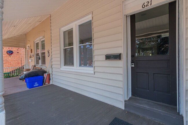 Foto del edificio - UPDATED FOUR BEDROOM/1.5 BATH TOWNHOME