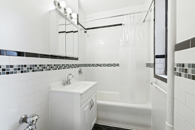 Building Photo - 225 W 23rd St