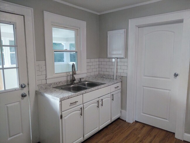 Building Photo - Renovated 2 bedroom 1 bathroom House Avail...