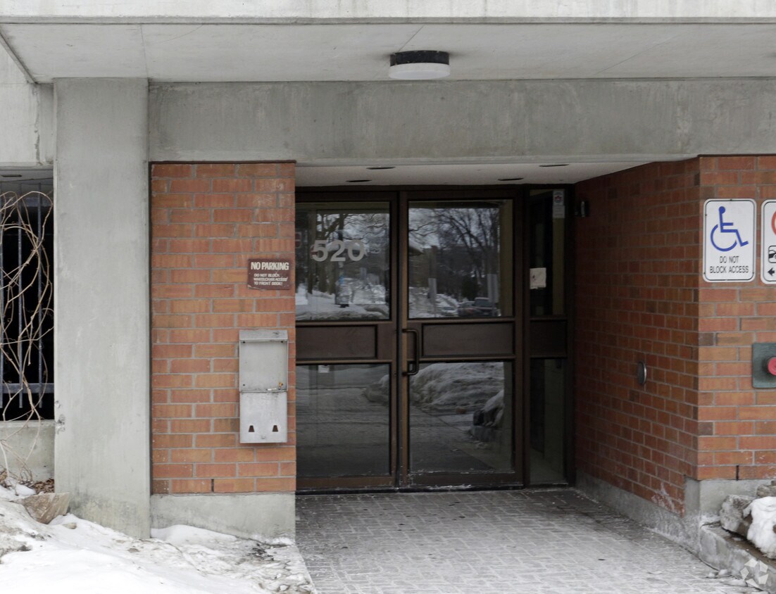 Photo du bâtiment - 520 Bronson Ave