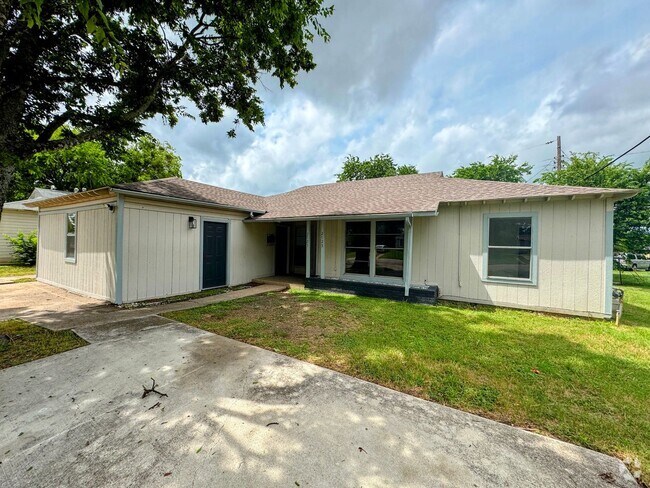 Building Photo - 2723-2725 Terrace Dr