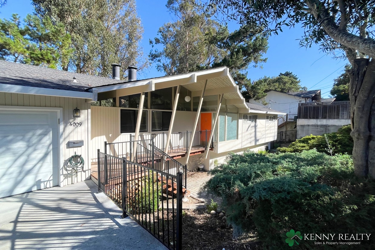 Primary Photo - Spacious 4 Bedroom Home in San Mateo Hills...