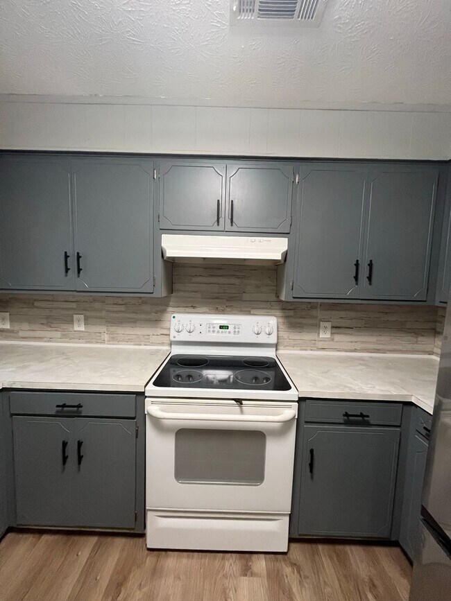 Foto del edificio - Beautiful Home Located Off Of Whitesville ...
