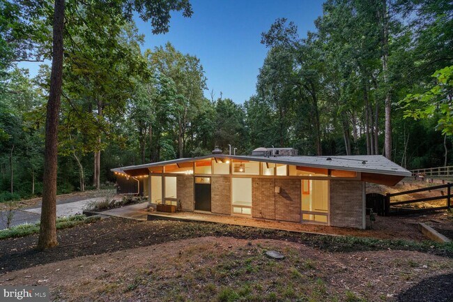 Building Photo - 9601 Overlea Dr