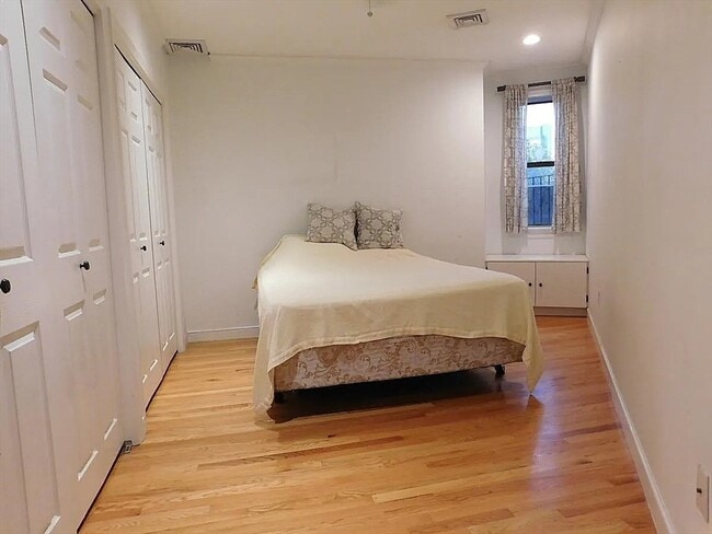 Building Photo - 110 Riverway