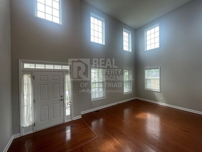 Foto del edificio - Amazing 5 Bedroom, 3 Bath Two Story Single...