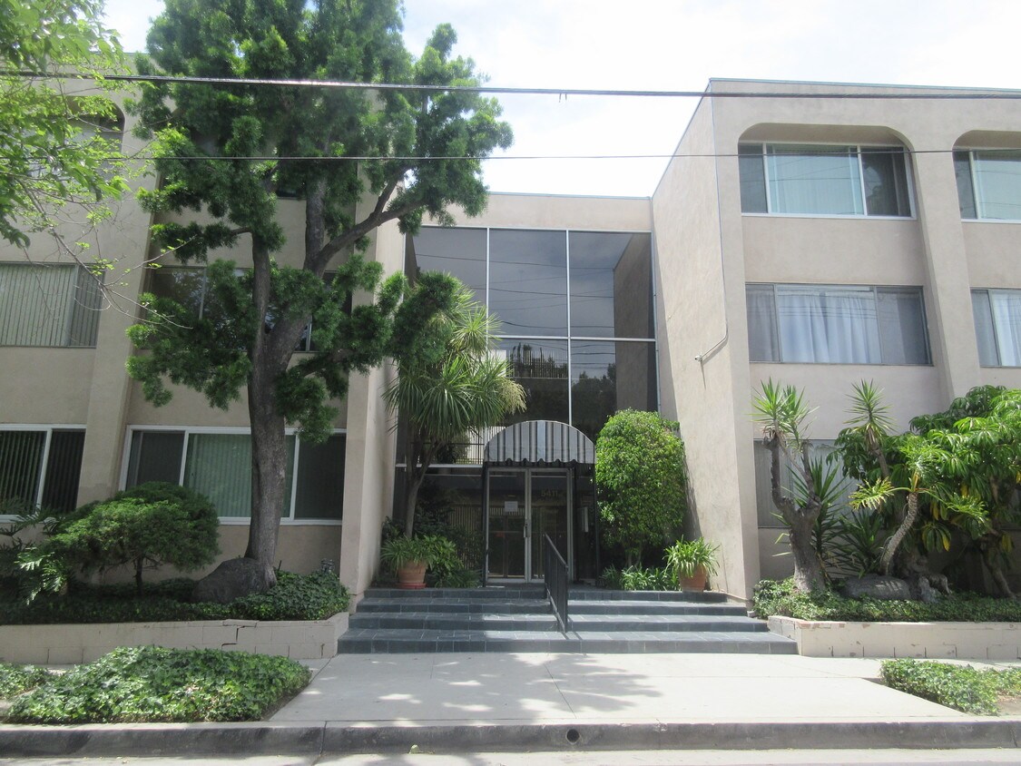 Chandler House Condominiums - 5411 Tyrone Ave