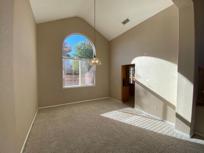 Foto del edificio - Large Exquisite Home in Highly Sought Afte...