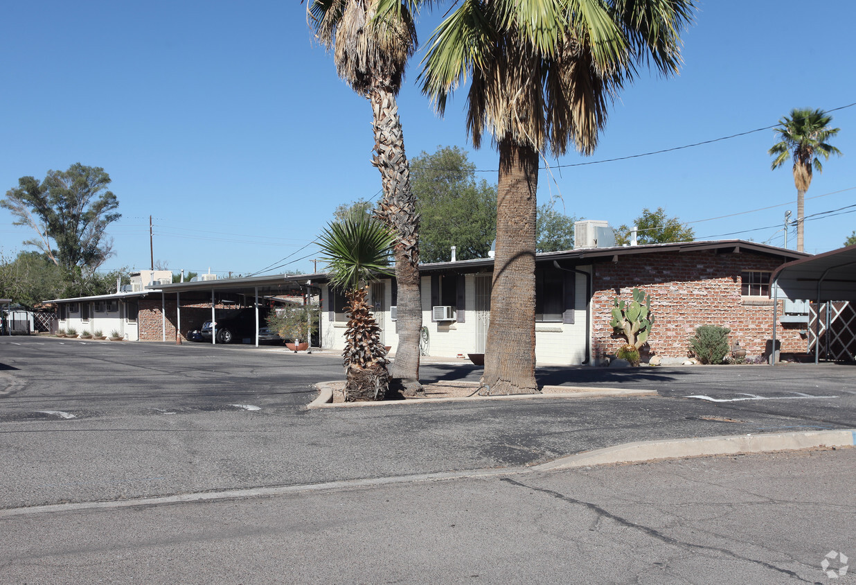 Primary Photo - Estrella Flats