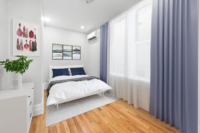 Building Photo - Newly Renovated 3 Bedroom with Washer /Dryer & Private yard