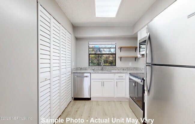 Foto del edificio - 2111 Firestone Rd