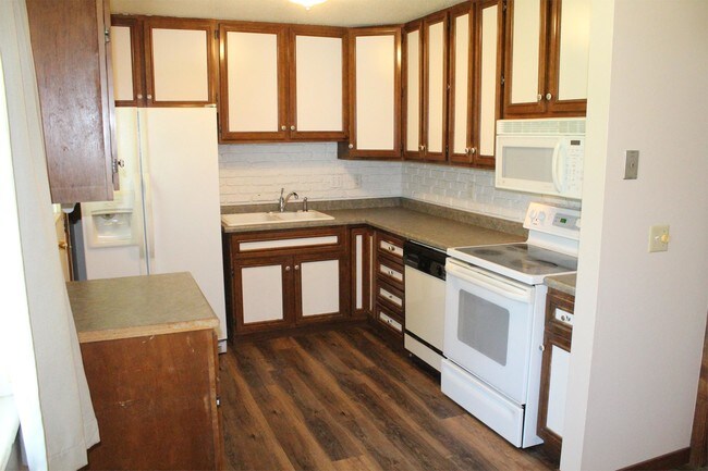 Building Photo - 6617 Kelburn Ln NE