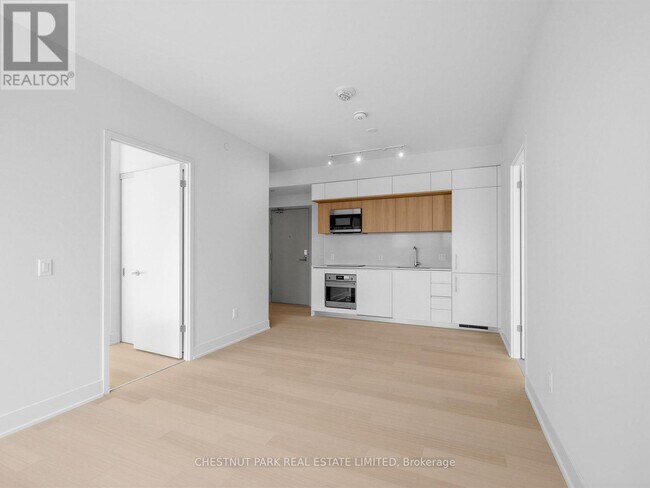 Building Photo - 322 Dupont St