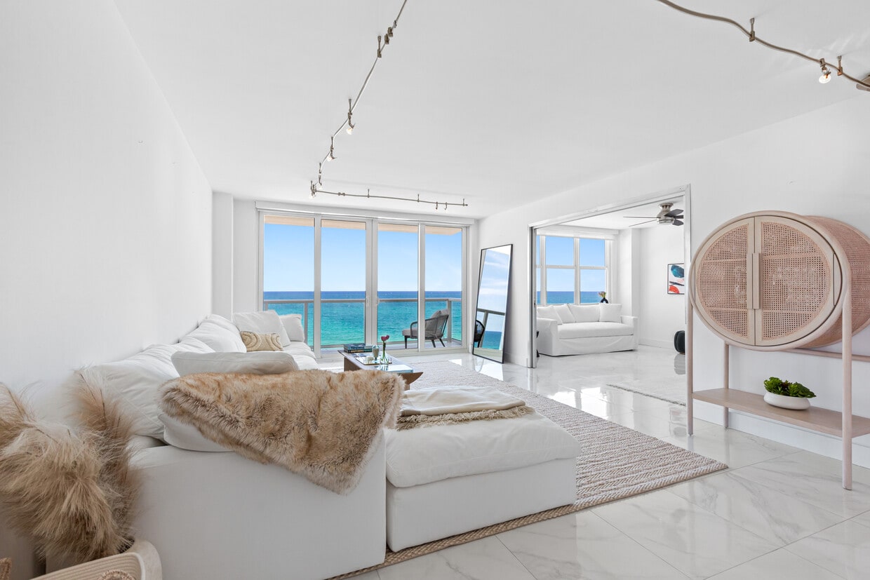 Primary Photo - 5601 Collins Ave