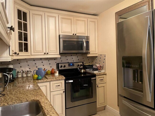 Building Photo - 6407 Bay Club Dr