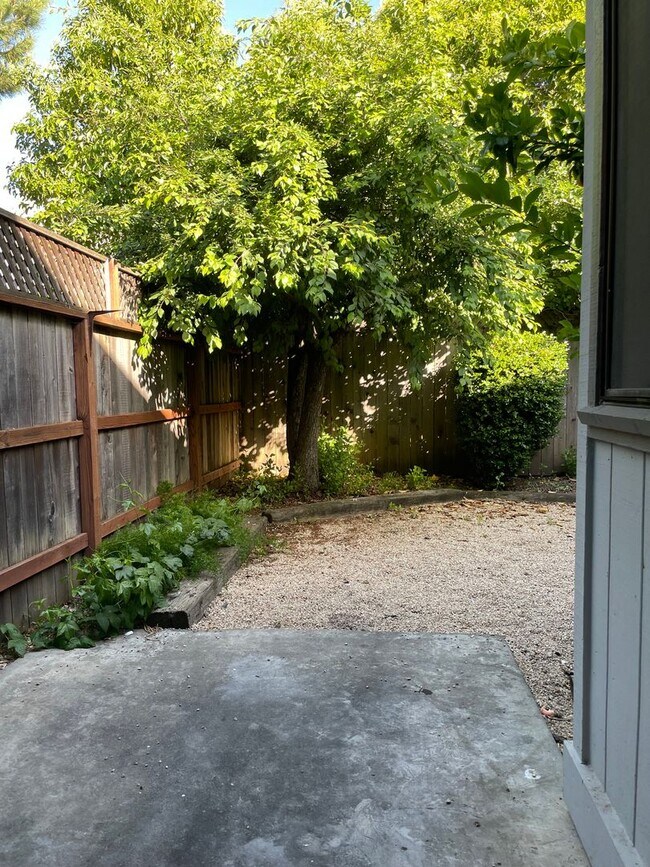 Building Photo - Bennett Valley Condo with Garage!