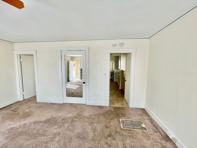 Building Photo - Fantastic 2 Bedroom 1 Bath Home in Pacific...