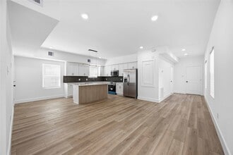 Building Photo - 801 E 32nd 1/2 St