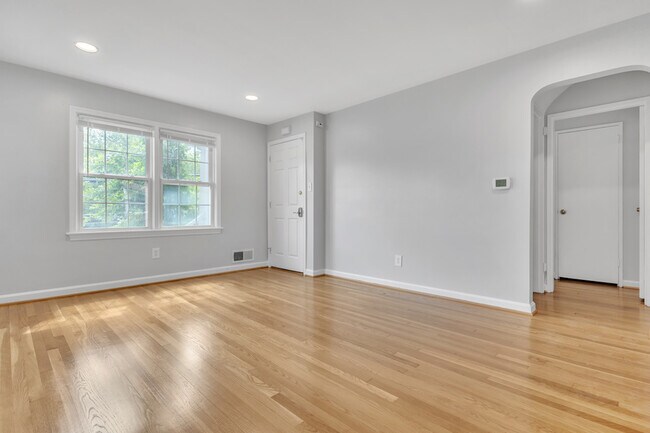 Building Photo - 5 bedroom, 2 bathroom home in the heart of...