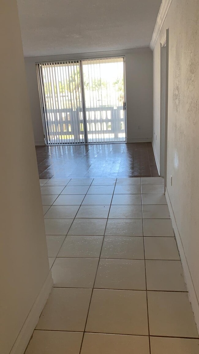 Foto del edificio - 15600 NW 7th Ave