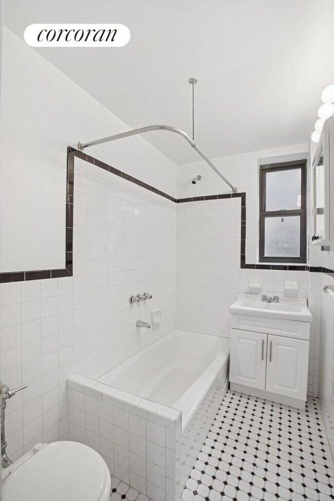 Building Photo - 115 W 16th St