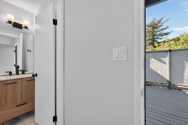 Foto del edificio - Beautiful 2BR/2BA Townhome with Valley Views, Covered Parking & In-Unit Laundry