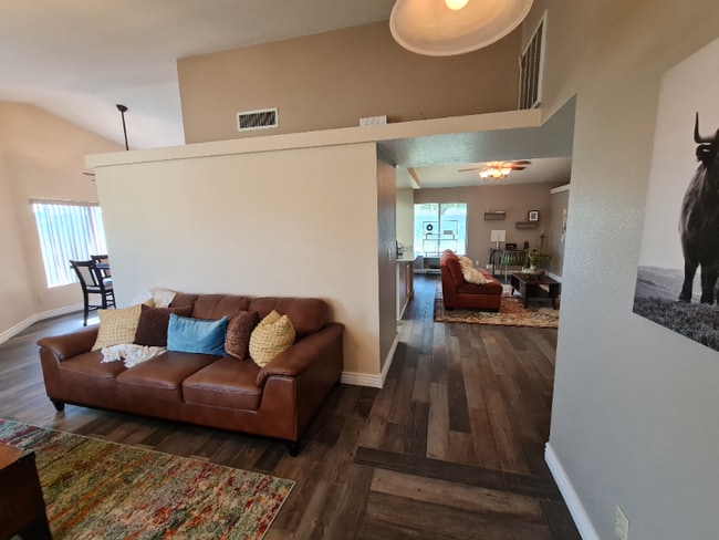 Foto del edificio - 7944 W Charter Oak Rd