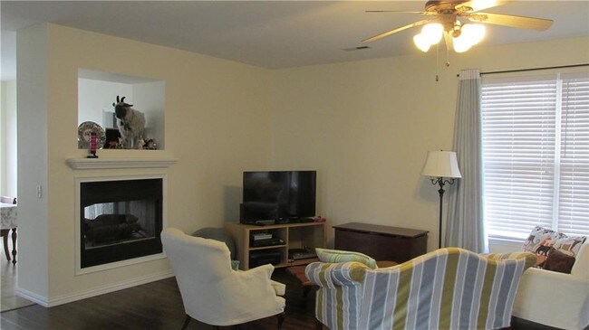 Building Photo - 308 NW Saddlebrook Dr
