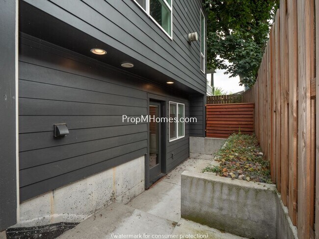 Foto del edificio - 3412 N Commercial Ave