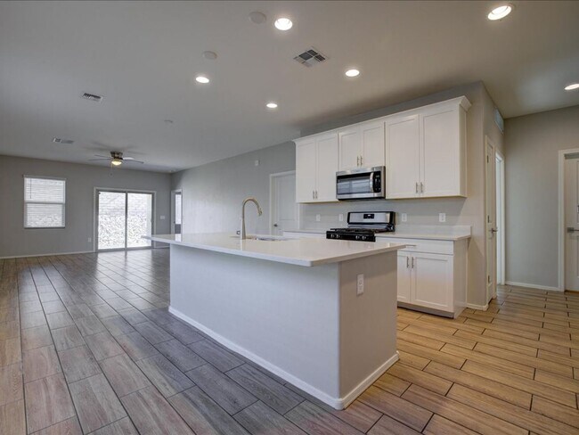 Building Photo - 3-bedroom, 2-bathroom home with an office/den