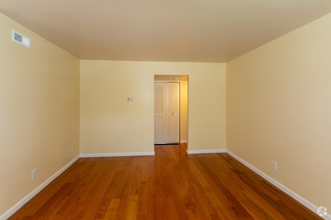 Living Room - Jamestown Square Apartments