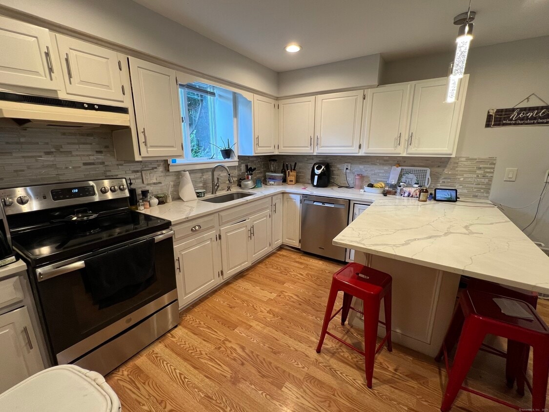 Primary Photo - 69 Silvermine Ave