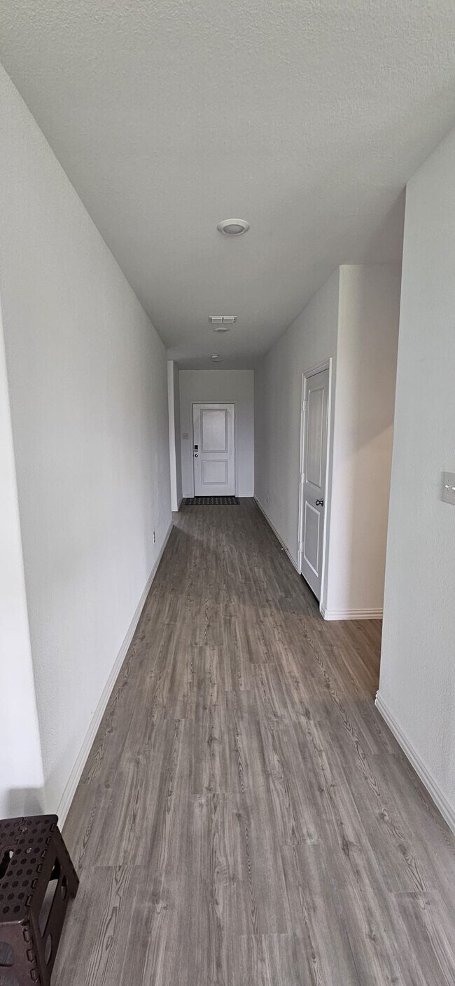 Building Photo - 1408 Rousseau Dr
