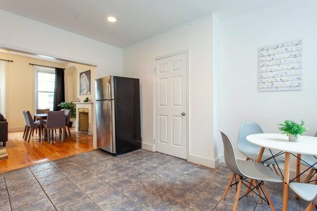 Building Photo - Beautiful and very spacious 3-bedroom unit...