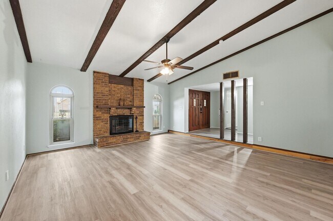 Foto del edificio - Charming 3-Bed Brick Home with Spacious Layout, Updated Floors & Cozy Fireplace in Grand Prairie