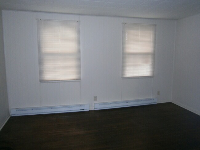 Building Photo - Nice Sized 1 Bedroom Duplex
