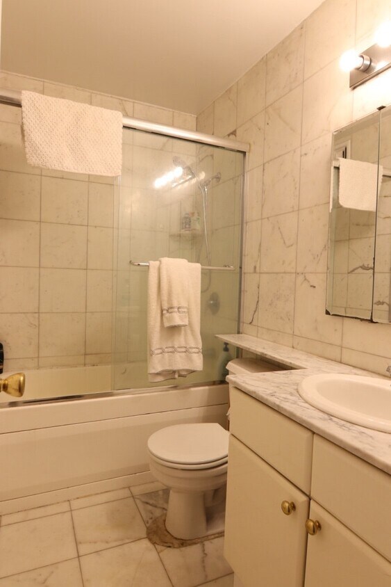 Foto del edificio - 1 Bedroom in a Doorman Building